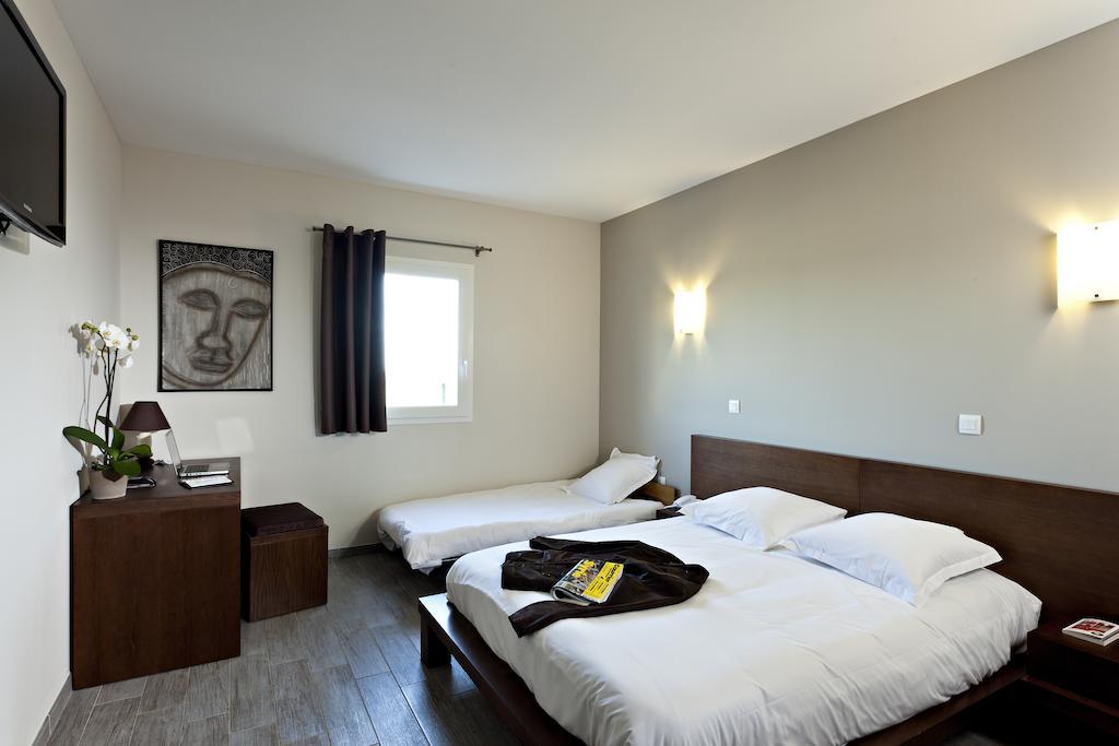 Le Ya'Tis Hotel Saint-Laurent-des-Arbres Exterior foto