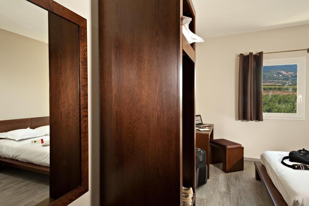 Le Ya'Tis Hotel Saint-Laurent-des-Arbres Quarto foto