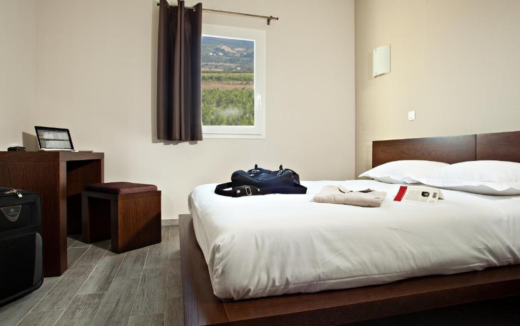 Le Ya'Tis Hotel Saint-Laurent-des-Arbres Quarto foto