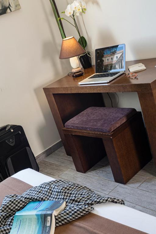 Le Ya'Tis Hotel Saint-Laurent-des-Arbres Quarto foto