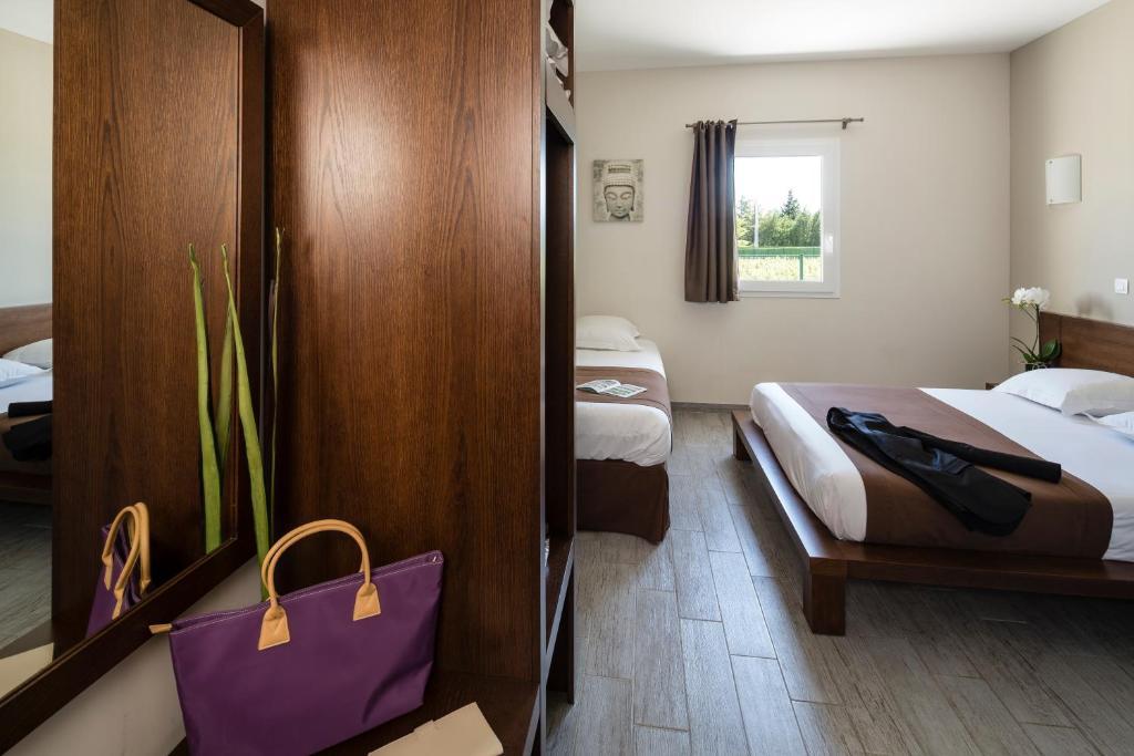 Le Ya'Tis Hotel Saint-Laurent-des-Arbres Quarto foto