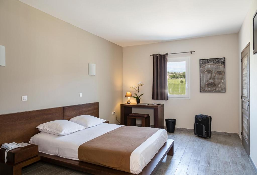 Le Ya'Tis Hotel Saint-Laurent-des-Arbres Quarto foto