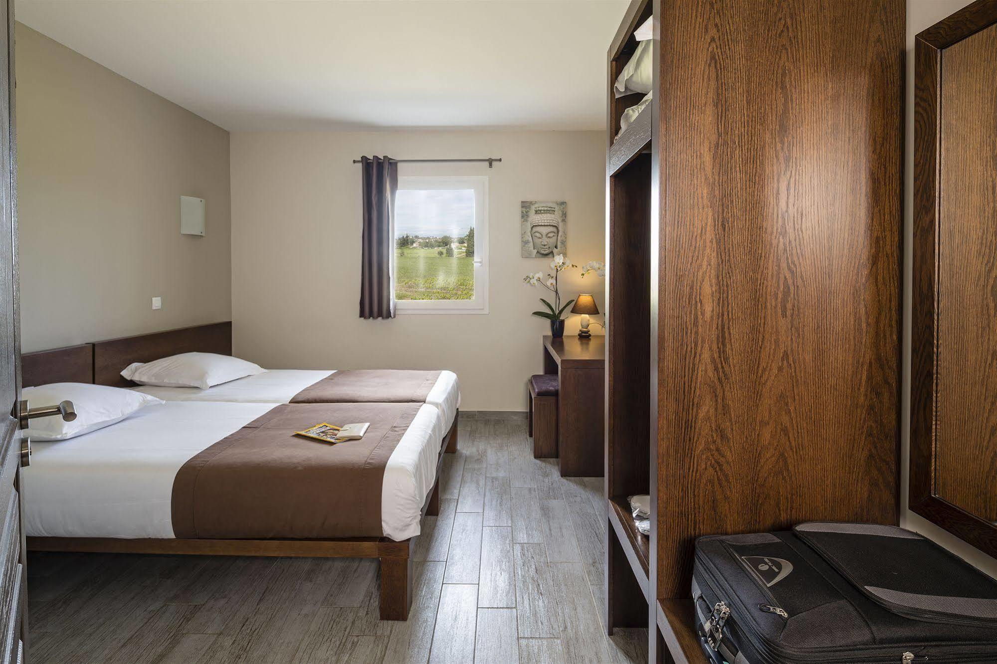 Le Ya'Tis Hotel Saint-Laurent-des-Arbres Exterior foto