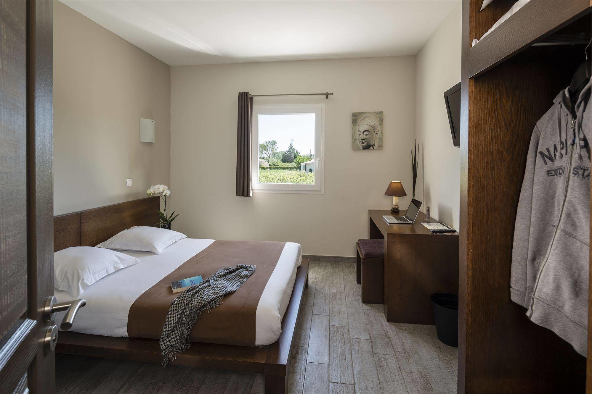 Le Ya'Tis Hotel Saint-Laurent-des-Arbres Exterior foto