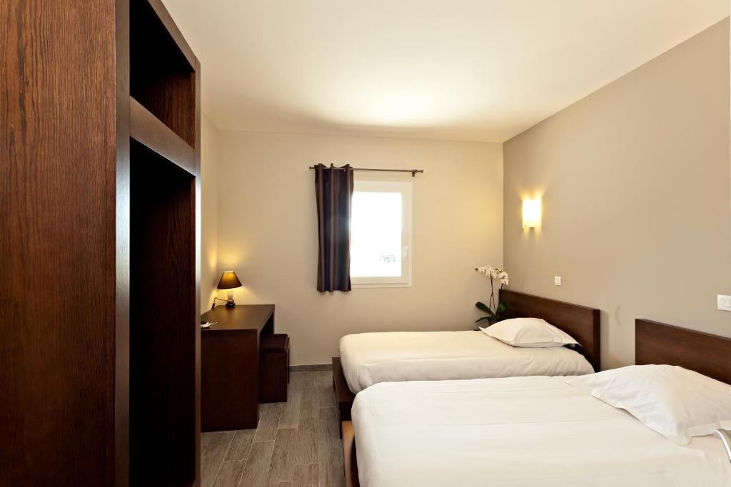 Le Ya'Tis Hotel Saint-Laurent-des-Arbres Quarto foto